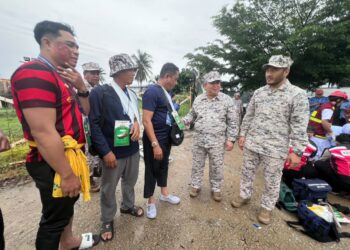 MAZLAN Mat Rejab (kanan) menyaksikan simulasi rampasan bot nelayan yang dijalankan menerusi Sarex Jong Semerak 2026 di Tok Bali, Pasir Puteh, Kelantan.