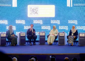 NURUL Izza Idris (paling kiri), Adnan Zaylani Mohamed Zahid (dua dari kiri), Raja Teh Maimunah Raja Abdul Aziz (dua dari kanan), dan Siti Kamariah Ahmad Subki (paling kanan), pada Simposium Sasana 2026, di Sasana Kijang, Bank Negara Malaysia (BNM), semalam. - UTUSAN/SHIDDIEQIIN ZON