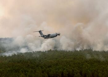 SEBUAH pesawat A400M dikerahkan bagi membantu memadamkan kebakaran hutan di Perancis. - AFP