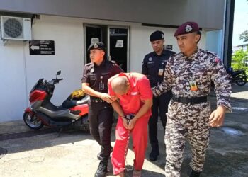 TERTUDUH berusia 53 tahun dibawa keluar dari Mahkamah Sesyen Tawau Sabah selepas dijatuhi hukuman penjara 105 tahun dan 70 sebatan atas tujuh pertuduhan merogol anak sulungnya. UTUSAN/ NASRAWATI SYARIFUDDIN
