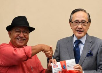 ABIDIN Madingkir (kiri) menyerahkan borang permohonan keahlian kepada Masidi Manjun - IHSAN GAGASAN RAKYAT