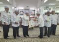 TUAN Ibrahim Tuan Man (tiga dari kiri) menyampaikan anugerah tokoh dan plak penghargaan pada Majlis Perasmian Mesyuarat Agung Tahunan Pas Kawasan Pasir Mas di Meranti Pasir Mas, Kelantan. - UTUSAN/MUSTAQIM MOHAMED
