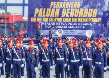 AYOB Khan Mydin Pitchay memeriksa perbarisan ketika Upacara Perbarisan Paluan Berundur di Pulapol Kuala Lumpur semalam. 
– UTUSAN/SHIDDIEQIIN ZON