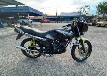 MOTOSIKAL milik lelaki warga Singapura yang ditahan selepas dikesan menunggang secara melulu dan berbahaya di Kilometer 403 Lebuhraya Pantai Timur 2 (LPT2), Terengganu. - IHSAN POLIS