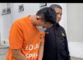 SUSPEK semasa dibawa oleh anggota Suruhanjaya Pencegahan Rasuah Malaysia (SPRM) selepas mahkamah memberikan perintah reman selama seminggu bagi membantu siasatan berhubung dakwaan menerima rasuah. - UTUSAN/ROSLAWANI CHE SOH