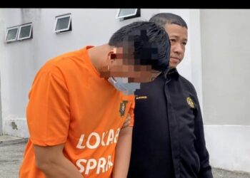 SUSPEK semasa dibawa oleh anggota Suruhanjaya Pencegahan Rasuah Malaysia (SPRM) selepas mahkamah memberikan perintah reman selama seminggu bagi membantu siasatan berhubung dakwaan menerima rasuah. - UTUSAN/ROSLAWANI CHE SOH