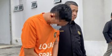 SUSPEK semasa dibawa oleh anggota Suruhanjaya Pencegahan Rasuah Malaysia (SPRM) selepas mahkamah memberikan perintah reman selama seminggu bagi membantu siasatan berhubung dakwaan menerima rasuah. - UTUSAN/ROSLAWANI CHE SOH