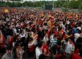 Ribuan penyokong Sepanyol membanjiri Madrid untuk menonton perlawanan separuh akhir Piala Dunia 2026 menentang Perancis melalui skrin besar, semalam. - AFP