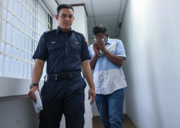 T. R. Logeswaran (kanan) mengaku tidak bersalah di Mahkamah Majistret Ipoh hari ini atas pertuduhan menyembunyikan jumlah sebenar stok minyak sawit mentah di sebuah kilang dengan mengemukakan data pengeluaran yang tidak tepat.
