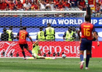 PEMAIN Sepanyol, Mikel Oyarzabal meledak gol kedua peribadinya ketika membantu pasukannya menewaskan Austria 3-0 di Stadium Los Angeles, semalam. - AFP