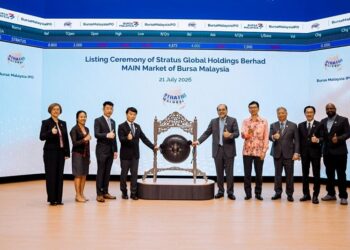 ⁠RYO Narisawa (empat dari kiri) bersama barisan pengurusan kanan Stratus Global semasa gimik mengetuk gong sempena majlis penyenaraian syarikat itu di Pasaran Utama, Bursa Malaysia.
