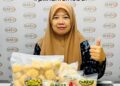 NOOR Shoriah Mohammad Basir bersama beberapa produk tauhu keluaran Sukina.