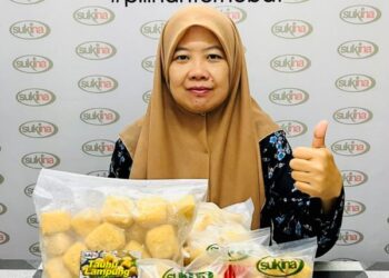 NOOR Shoriah Mohammad Basir bersama beberapa produk tauhu keluaran Sukina.
