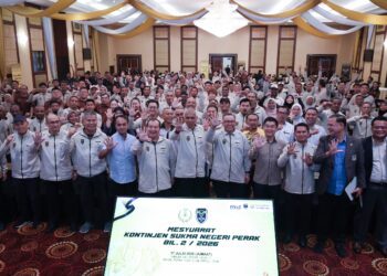 KHAIRUDIN Abu Hanipah (tengah) pada Mesyuarat Kontinjen Sukma Negeri Perak di Ipoh hari ini.