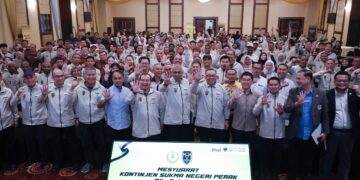 KHAIRUDIN Abu Hanipah (tengah) pada Mesyuarat Kontinjen Sukma Negeri Perak di Ipoh hari ini.