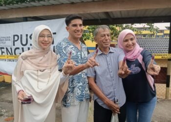 SYED Saddiq bersama ibu bapa dan kakaknya selepas mengundi di Sekolah Taman Sutera pada pukul 1.45 petang, hari ini