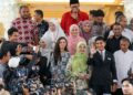 SYED Saddiq Syed Abdul Rahman bersama ahli keluarganya ceria selepas Mahkamah Persekutuan semalam membuat keputusan mengetepikan rayuan pihak pendakwaan berhubung keputusan melepas dan membebaskannya daripada pertuduhan menyeleweng dana Armada. – UTUSAN/FAISOL MUSTAFA