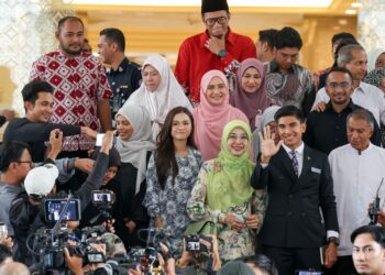 SYED Saddiq Syed Abdul Rahman bersama ahli keluarganya ceria selepas Mahkamah Persekutuan semalam membuat keputusan mengetepikan rayuan pihak pendakwaan berhubung keputusan melepas dan membebaskannya daripada pertuduhan menyeleweng dana Armada. – UTUSAN/FAISOL MUSTAFA