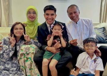 SYED Saddiq Syed Abdul Rahman (tengah) bergambar bersama ibu bapanya serta Bella Astilah. FACEBOOK SYED SADDIQ