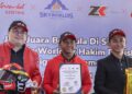 Naib Presiden Eksekutif Jualan, Pemasaran dan Perhubungan Awam Resorts World Genting, Spencer Lee (kiri) bersama pelumba motosikal negara, Hakim Danish (tengah) bergambar pada majlis menandatangani Memorandum Persefahaman (MoU) sebagai Duta Taman Tema Genting SkyWorlds di sini hari ini. Turut sama, Pengarah ZK Racing, Zulfahmi Khairuddin. - UTUSAN/FARIZ RUSADIO
