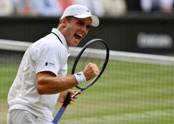 Reaksi Arthur Fery selepas menewaskan pencabarnya dari Bulgaria, Grigor Dimitrov dalam saingan 16 terbaik tenis Wimbledon di London, semalam. - AFP