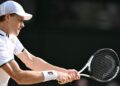 Jannik Sinner membalas bola pukulan Novak Djokovic dalam saingan separuh akhir lelaki Kejohanan Tenis Wimbledon di London, semalam. - AFP
