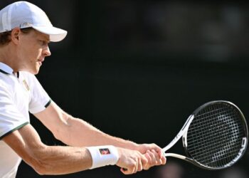 Jannik Sinner membalas bola pukulan Novak Djokovic dalam saingan separuh akhir lelaki Kejohanan Tenis Wimbledon di London, semalam. - AFP