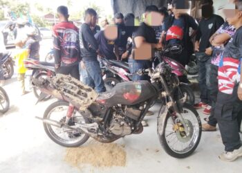 MOTOSIKAL Yamaha RXZ terbakar 80 peratus dalam kemalangan  berhampiran Simpang Empat, Kampung Buluh Gading, Kuala Terengganu, Terengganu. - IHSAN BOMBA