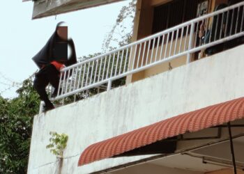 SEORANG pelajar perempuan berusia 14 tahun diselamatkan anggota Jabatan Bomba dan Penyelamat Malaysia (JBPM) selepas bertindak agresif dalam satu kejadian di sebuah sekolah di Kuala Terengganu. - IHSAN BOMBA