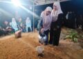 AHLI keluarga menyiram air mawar di pusara Allahyarham Mohd.Aizat Husni di Tanah Perkuburan Islam Kampung Bukit Payong, Besut Terengganu. - UTUSAN/WAN ZURATIKAH IFFAH WAN ZULKIFLI