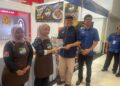 ADNAN Hussain (dua dari kanan) menyampaikan cenderahati ketika melawat ruang pameran dan jualan pada Karnival myAgropreneur Perikanan (myAP) & myKomuniti Perikanan (myKP) Zon Timur 2026 Jabatan Perikanan Malaysia di Mydin Mall ,Tunjong Kota Bharu, Kelantan. - UTUSAN/ROSMIZAN RESDI