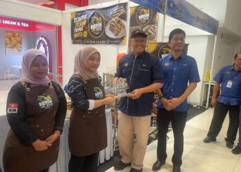 ADNAN Hussain (dua dari kanan) menyampaikan cenderahati ketika melawat ruang pameran dan jualan pada Karnival myAgropreneur Perikanan (myAP) & myKomuniti Perikanan (myKP) Zon Timur 2026 Jabatan Perikanan Malaysia di Mydin Mall ,Tunjong Kota Bharu, Kelantan. - UTUSAN/ROSMIZAN RESDI
