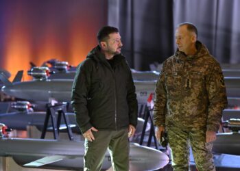 VOLODYMYR Zelensky (kiri) dengan Oleksandr Syrsky. - AFP