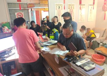 JABATAN  Imigresen Malaysia (JIM) Terengganu menyerbu sebuah pusat kesihatan dalam satu operasi khas di Jalan Kampung Dalam, Kuala Terengganu.