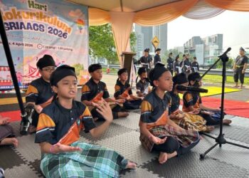 Persembahan dikir barat murid antara acara program Hari Ko-kurikulum SRIAACS 2026 (HKK’26) yang diadakan baru-baru ini.
