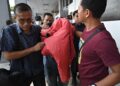 WARDEN (tengah) yang didakwa memukul banduan hingga menyebabkan kecederaan di Penjara Taiping pada Januari tahun lalu ketika pertuduhan di Mahkamah Majistret Taiping hari ini.