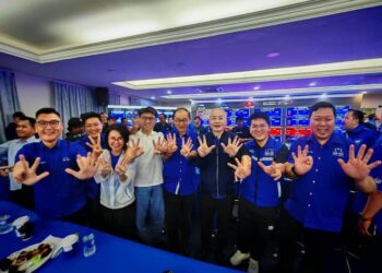 WEE Ka Siong (tengah) meraikan kemenangan Barisan Nasional (BN) pada Pilihan Raya Negeri (PRN) Johor ke-16 semalam. FACEBOOK WEE KA SIONG
