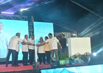 AHMAD Zahid Hamidi (tengah) merasmikan Sambutan Hari Pembangunan Luar Bandar Sedunia 2026 di Bandar Tun Abdul Razak Jengka di Maran, Pahang. - UTUSAN/SHAIKH AHMAD RAZIF