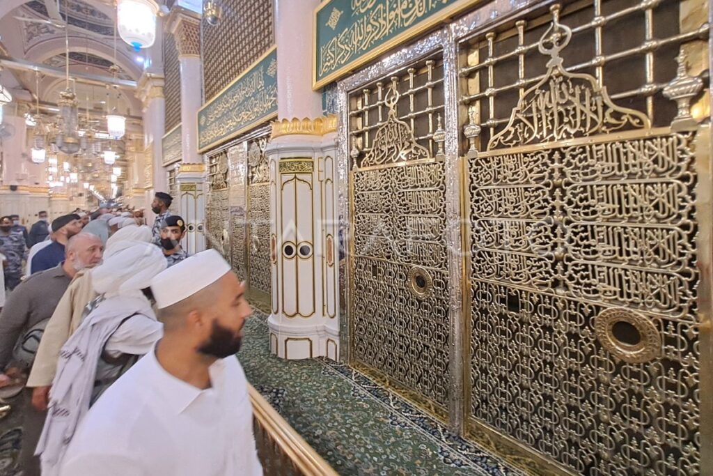 Prophet Muhammad's Intercession in Prayer: A Divine Blessing Beyond Life