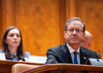 ISAAC HERZOG (kanan) mahu Israel menjalin hubungan dengan Arab Saudi. - AFP
