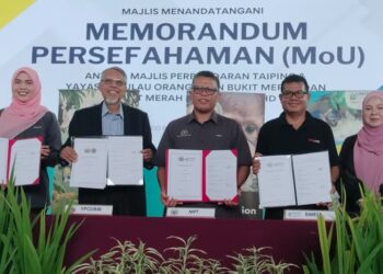 MOHAMED Akmal Dahalan (tengah) mewakili Zoo Taiping & Night Safari menyaksikan MoU bersama Bukit Merah Laketown Resort (BMLR) dan Yayasan Pulau Orang Utan di Taiping hari ini. - UTUSAN/WAT KAMAL ABAS