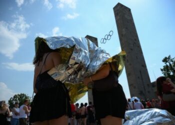 ORANG ramai menggunakan selimut kecemasan untuk melindungi diri daripada cuaca panas di Berlin, Jerman.-AFP 