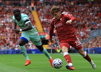 PEMAIN tengah Liverpool, Víctor Muñoz (kanan) cuba melepasi kawalan pertahanan Monaco, Jordan Teze (kiri) pada aksi persahabatan pramusim di Anfield.-AFP