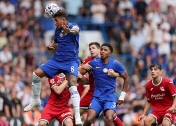 PEMAIN Chelsea, Enzo Fernandez menanduk bola ke arah gawang namun percubaannya tersasar ketika aksi persahabatan pramusim menentang Real Sociedad di Stamford Bridge, London.-AFP