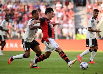 PEMAIN Manchester United, Youri Tielemans (kiri) bersaing dengan pemain AC Milan, Ardon Jashari dalam aksi persahabatan pramusim di Tarczynski Arena, Wroclaw, Poland.-AFP