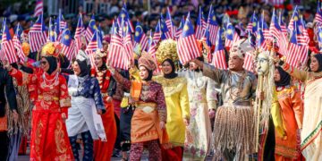 PESERTA mengenakan pakaian tradisional yang mencerminkan semangat patriotisme serta kepelbagaian budaya rakyat Malaysia semasa perarakan sambutan Hari Kebangsaan 2026 di Dataran Putrajaya, semalam. – UTUSAN/AMIR KHALID