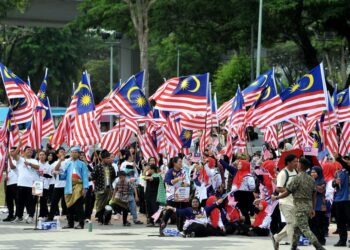 PESERTA kontinjen mengibarkan bendera Jalur Gemilang sempena Hari Kebangsaan ke-69 Peringkat Daerah Johor Bahru di Dataran Bandaraya Johor Bahru, hari ini. - UTUSAN/RAJA JAAFAR ALI