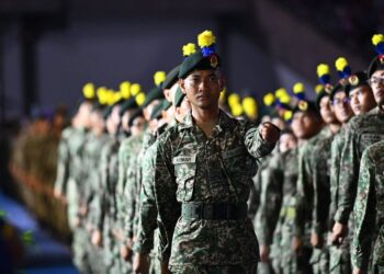 HAMPIR 2,000 pegawai kadet Pasukan Latihan Pegawai Simpanan (Palapes) Universiti Awam (UA) yang memenuhi trek ketika perbarisan dan perarakan bersempena sambutan Hari Kebangsaan Ke-69 peringkat negeri ini di Kompleks Tuanku Syed Putra, Kangar, Perlis semalam. - UTUSAN