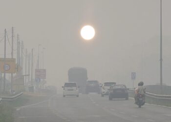 Matahari kelihatan suram diselubungi jerebu tebal menerusi satu pemandangan yang dirakamkan di Jalan Serian-Tebedu, semalam. – BERNAMA.