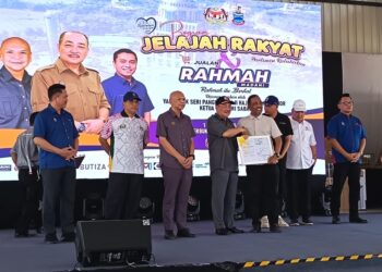 HAJIJI bergambar bersama wakil penduduk kampung yang menerima Pewartaan Geran Perkampungan pada Program Jelajah Rakyat dan Jualan Rahmah MADANI Parlimen Kalabakan di Dewan Terbuka Pejabat Daerah Kalabakan, hari ini. - UTUSAN/ NASRAWATI SYARIFUDDIN
